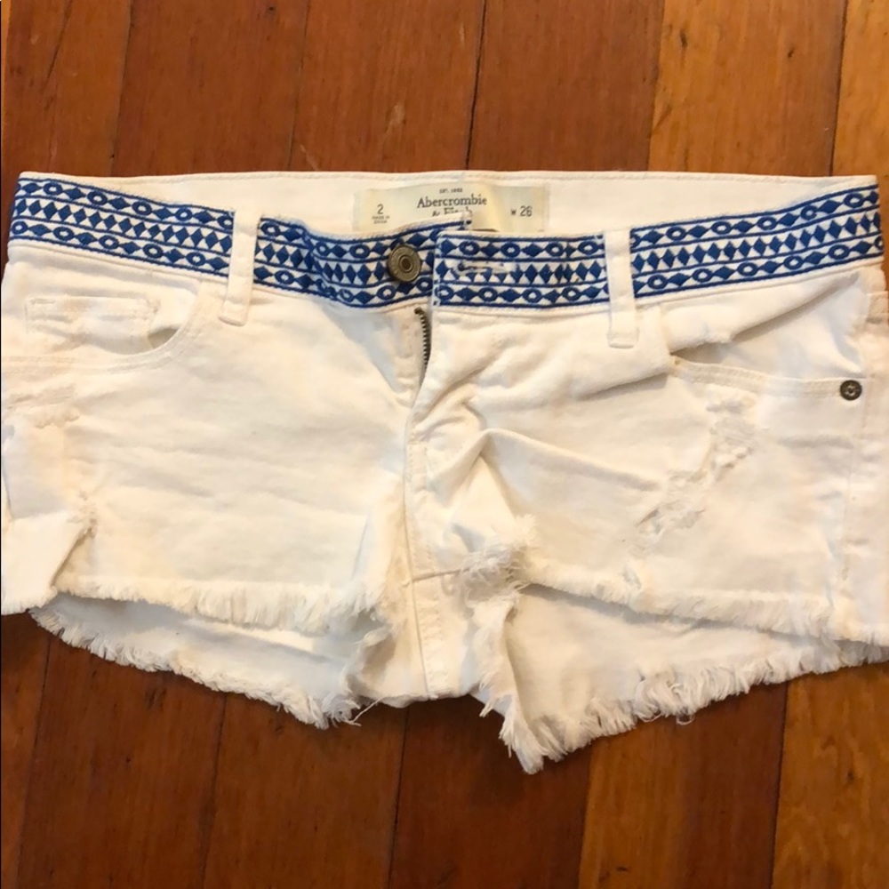 White pattern belt shorts